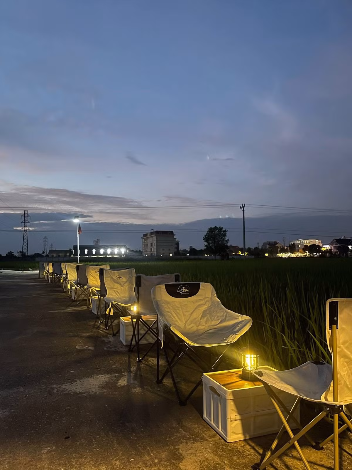 Không ít người cho rằng mô hình này giúp hạn chế việc sử dụng điện thoại, tivi, thiết bị điện tử – những thứ thường khiến con người xa rời thiên nhiên. Ảnh Vietnamet