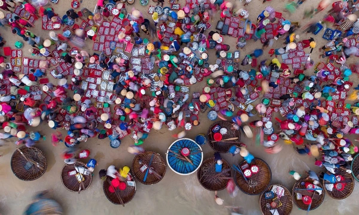 Chính sự thoáng qua ấy lại khiến nơi đây thêm phần thú vị – một nơi chỉ hiện hữu vào những khoảnh khắc nhất định trong ngày, như một thước phim tài liệu đang phát trực tiếp giữa đời thực. Ảnh Traveloka