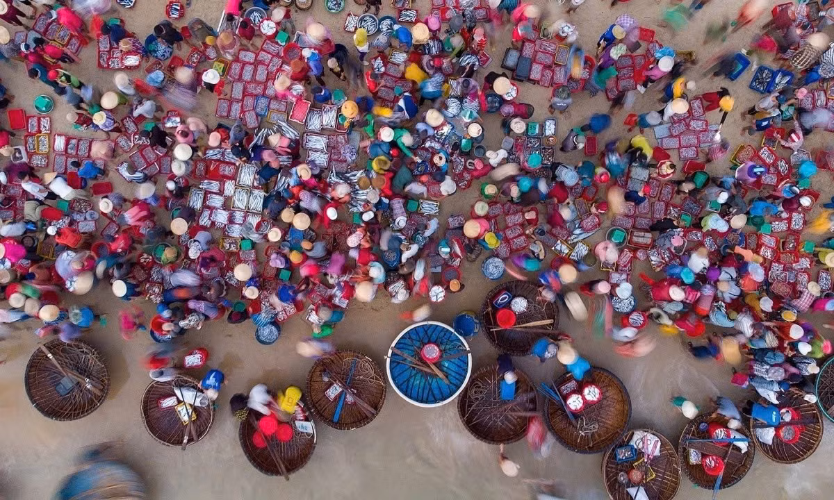 Chính sự thoáng qua ấy lại khiến nơi đây thêm phần thú vị – một nơi chỉ hiện hữu vào những khoảnh khắc nhất định trong ngày, như một thước phim tài liệu đang phát trực tiếp giữa đời thực. Ảnh Traveloka