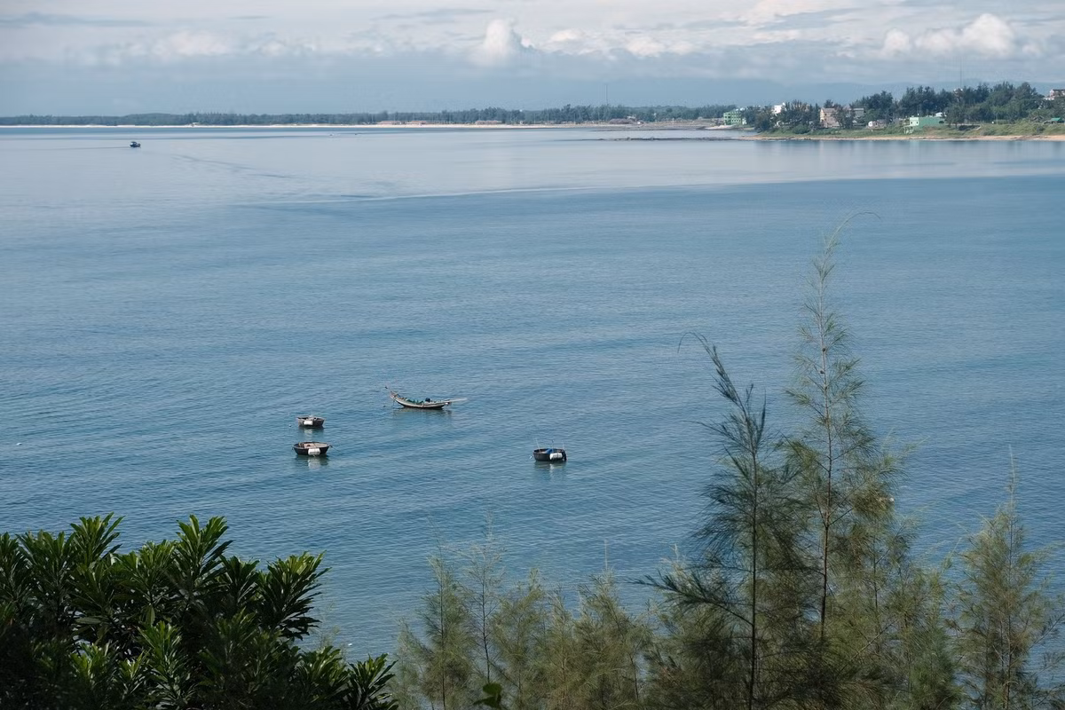 Nằm trên đoạn đường ven biển nối Cửa Tùng và địa đạo Vịnh Mốc, Mũi Si (xã Cửa Tùng, tỉnh Quảng Trị) đang nổi lên như một “ban công biển” mới mẻ, khiến không ít du khách và các tín đồ mê xê dịch phải trầm trồ bởi vẻ đẹp nguyên sơ, mộc mạc nhưng đầy sức sống. Ảnh Duc Anh Tran