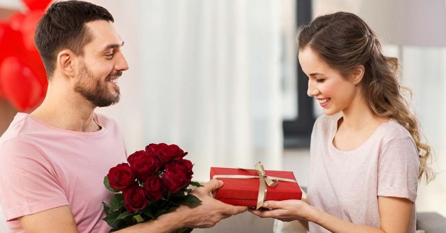 Không món quà nào vượt qua được cảm xúc của việc được gặp nhau sau những ngày xa cách. Nếu có thể sắp xếp, hãy giữ bí mật và xuất hiện bất ngờ trước mặt người ấy trong ngày Valentine. Khoảnh khắc vỡ òa khi nhận ra người mình thương đang ở ngay trước mắt chắc chắn sẽ trở thành kỷ niệm khó quên và là món quà ý nghĩa nhất của ngày lễ tình yêu. Ảnh minh họa