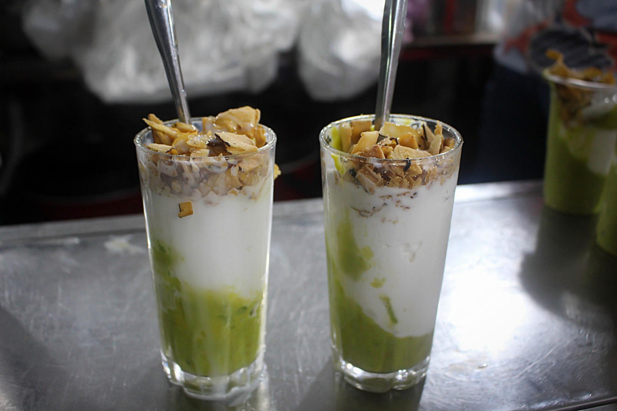 Kem bơ cũng là món ăn “gây thương nhớ” với nhiều du khách. Ly kem mát lạnh, béo ngậy từ bơ tươi xay nhuyễn hòa cùng kem dừa tạo nên hương vị đặc trưng khó lẫn. Giá cả phải chăng, dễ mang theo, kem bơ thường được chọn làm món tráng miệng trong lúc dạo quanh chợ. Ảnh MIA