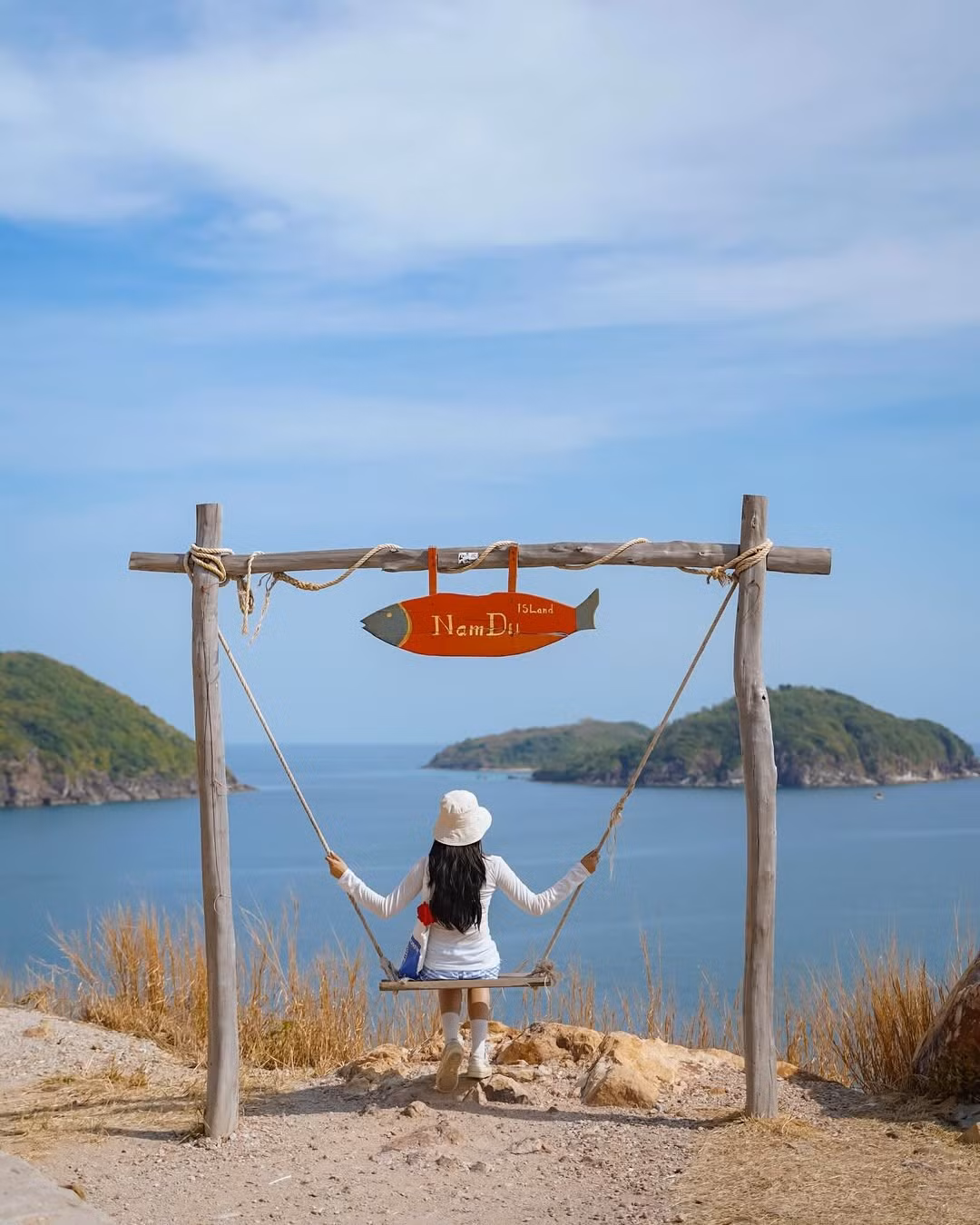 Nam Du, quần đảo gồm 21 hòn đảo lớn nhỏ ở An Giang, vẫn giữ nguyên vẻ hoang sơ hiếm có. Biển xanh trong veo, cát trắng mịn và gió trời trong lành tạo nên một khung cảnh thiên nhiên vừa hùng vĩ vừa bình yên.Ảnh Phương Tali