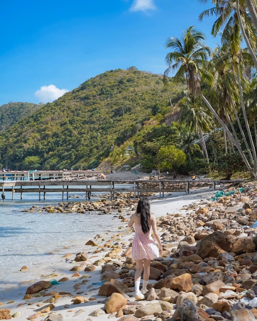 Ngoài ra hải sản tươi ngon cũng là một trong những điểm nhấn khó quên. Nhum nướng mỡ hành, bề bề rang muối, cá nướng muối ớt hay mực hấp… tất cả đều được chế biến ngay tại chỗ, mang đến hương vị tươi nguyên. Du khách có thể thưởng thức tại nhà hàng, quán ăn hay ngay trong làng chài, tạo nên trải nghiệm ẩm thực khó quên. Ảnh Phương Tali
