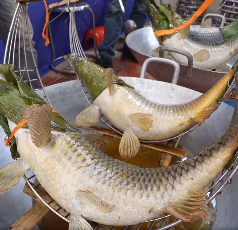 Cá được uốn theo hình chiếc võng tre cong, cố định bằng nẹp tre, sắt đặc trưng. Ảnh FB Street Food