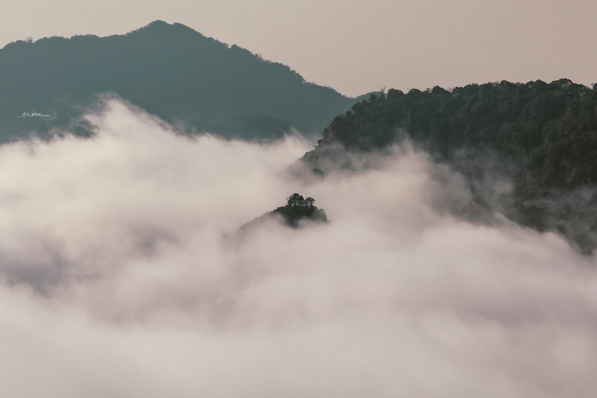 Đỉnh Tò Bò, với độ cao khoảng 1.800m so với mực nước biển, là một trong những điểm săn mây nổi tiếng nhất của Sơn La. Để chinh phục đỉnh núi này, du khách sẽ phải trải qua một hành trình không dễ dàng, với những con đường đất dốc, gập ghềnh. Ảnh Chodomfoto