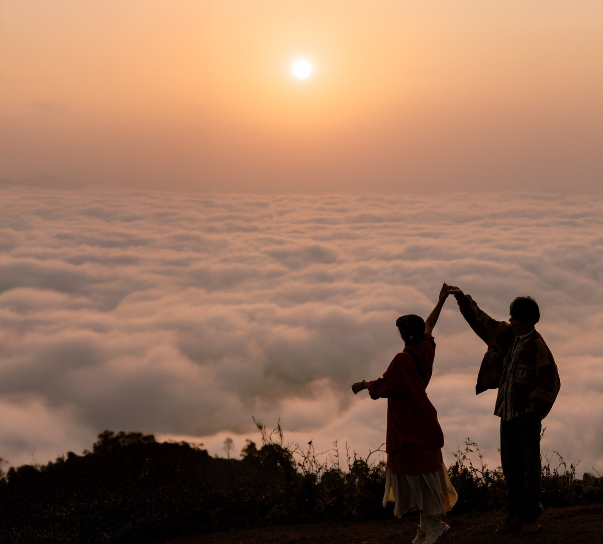 Nằm ở huyện Vân Hồ, tỉnh Sơn La, đỉnh Tò Bò là một trong những địa điểm du lịch nổi bật của vùng Tây Bắc, thu hút du khách bởi vẻ đẹp hoang sơ và không khí mát mẻ, trong lành. Đây là nơi lý tưởng để "săn mây", ngắm nhìn những bức tranh thiên nhiên hùng vĩ của núi rừng Tây Bắc, cùng cảm giác thư thái mà không phải nơi nào cũng có được. Ảnh Chodomfoto
