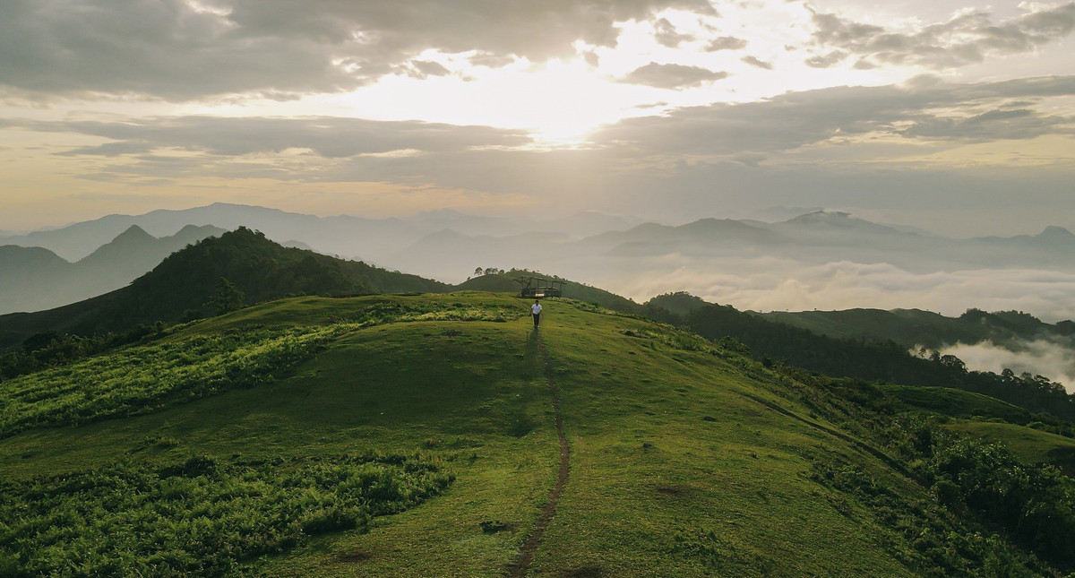 Đặc biệt, sự yên tĩnh và thanh bình ở đây tạo nên một không gian lý tưởng để du khách thư giãn, tận hưởng khoảnh khắc "lạc giữa mây trời". Tò Bò không đông đúc khách du lịch như nhiều điểm đến khác, chính vì thế bạn sẽ có cảm giác như mình đang hòa mình vào thiên nhiên, tách biệt hoàn toàn với những ồn ào, xô bồ của thành phố. Ảnh Kiên Mộc Châu
