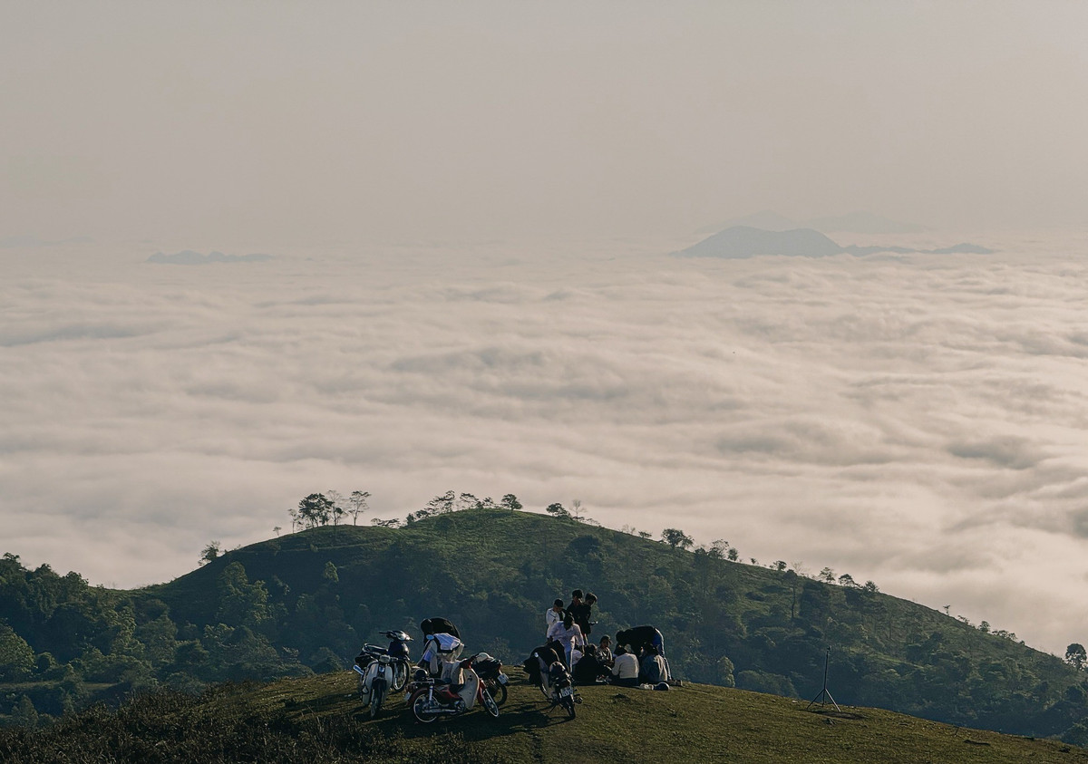 Lên đỉnh Tò Bò vào những buổi sáng sớm, du khách sẽ có cơ hội chiêm ngưỡng một "biển mây" trắng xóa, vây quanh những dãy núi trùng điệp. Khung cảnh này khiến du khách cảm giác như lạc vào một thế giới khác, nơi không có sự xô bồ của cuộc sống hiện đại. Ảnh Kiên Mộc Châu
