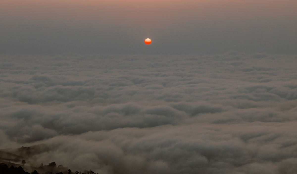 Những lớp mây trôi bồng bềnh, vờn quanh đỉnh núi và thấp thoáng dưới thung lũng, tạo nên một bức tranh mờ ảo, huyền bí. Ảnh Chodomfoto