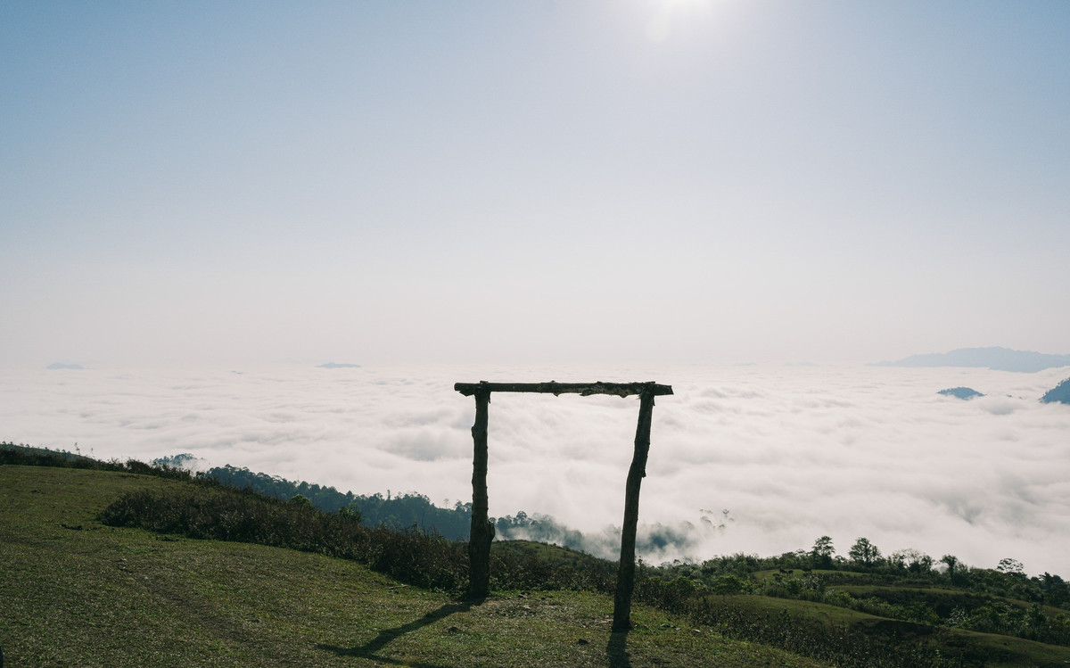 Không chỉ là điểm ngắm mây lý tưởng, Tò Bò còn sở hữu vẻ đẹp hoang sơ, thanh bình của núi rừng Tây Bắc. Từ đỉnh núi, du khách có thể nhìn bao quát toàn cảnh khu vực xung quanh, với những cánh rừng xanh mướt, những thửa ruộng bậc thang xếp tầng nối tiếp nhau, và những ngôi làng nhỏ của đồng bào dân tộc H'mông nép mình trong sương mù. Tất cả tạo nên một bức tranh thiên nhiên tuyệt đẹp, làm say lòng bất cứ ai. Ảnh Kiên Mộc Châu