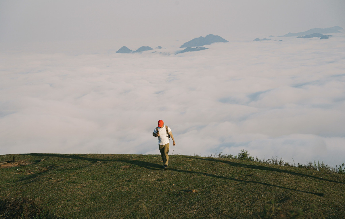 Tuy nhiên, chính những thử thách này lại là một phần không thể thiếu trong trải nghiệm, khiến bạn cảm thấy hạnh phúc khi đặt chân đến đỉnh và tận hưởng bức tranh thiên nhiên tuyệt đẹp. Ảnh Kiên Mộc Châu
