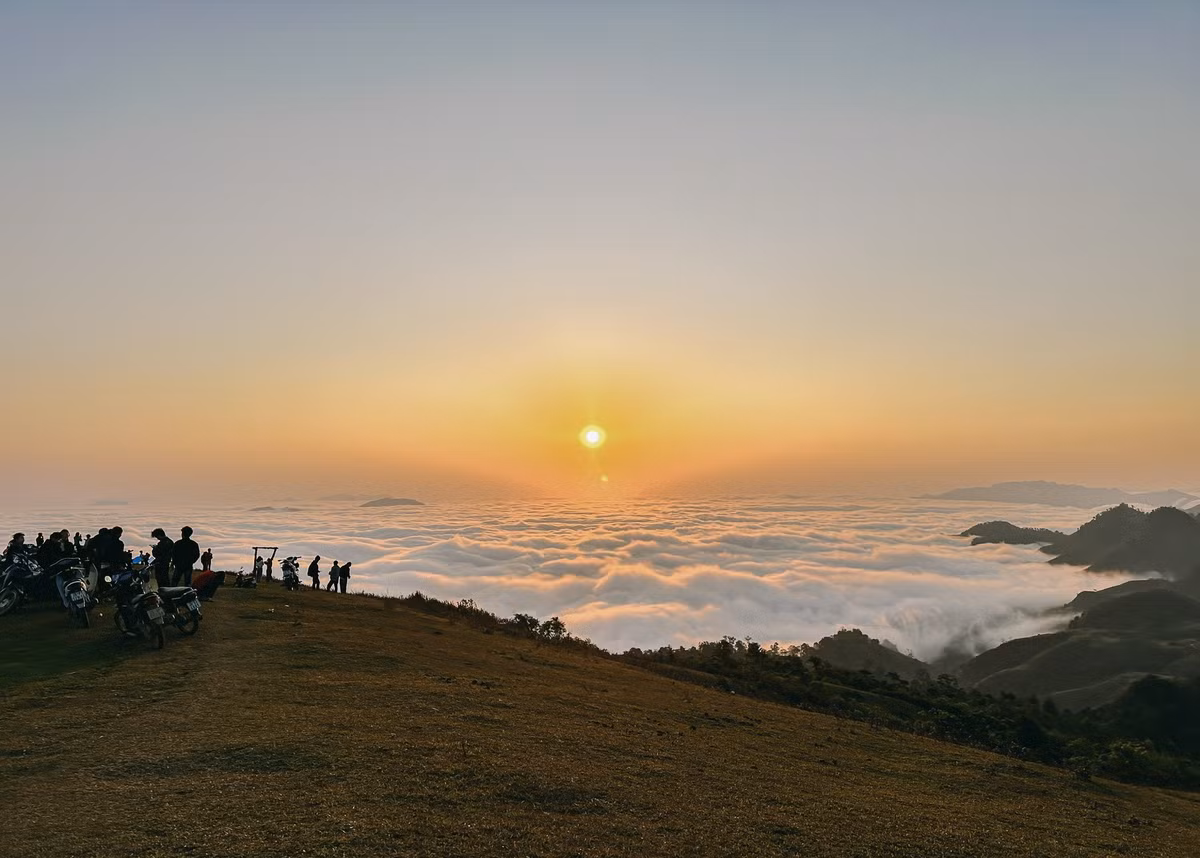 Mùa thu và mùa đông là thời gian lý tưởng để đến Tò Bò, khi mây giăng kín các ngọn núi và bao phủ các thung lũng, tạo nên một khung cảnh kỳ vĩ, hệt như chốn bồng lai tiên cảnh. Đặc biệt, khi mặt trời mọc, làn sương mù tan dần, mây vén lên từng lớp, tiết lộ một cảnh tượng đẹp như mơ, khiến du khách không khỏi trầm trồ, ngỡ ngàng. Ảnh Kiên Mộc Châu