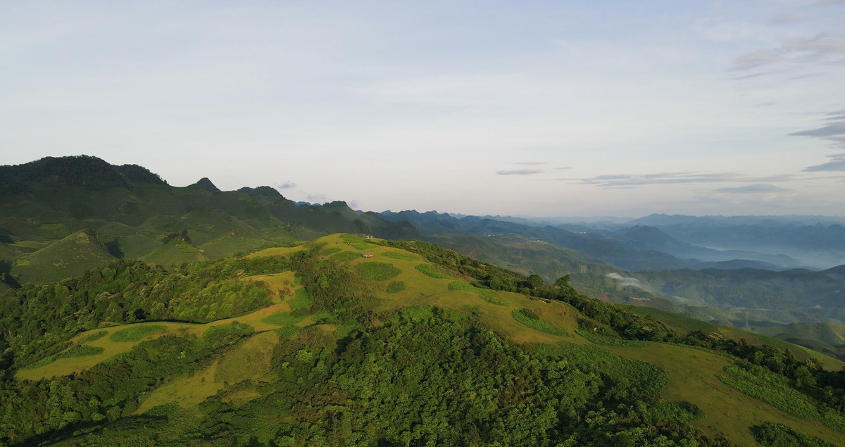 Vì địa hình khá hiểm trở, khi đến Tò Bò, du khách nên chuẩn bị đầy đủ trang bị, đặc biệt là giày trekking, quần áo ấm vào mùa lạnh, và các vật dụng cá nhân cần thiết. Ngoài ra, vì hành trình lên đỉnh Tò Bò khá vất vả, du khách cần chú ý an toàn khi di chuyển, nhất là khi leo dốc đá. Đặc biệt, nếu du khách đến vào mùa mưa, cần kiểm tra thời tiết trước khi lên đường để tránh gặp phải tình huống nguy hiểm. Ảnh Kiên Mộc Châu