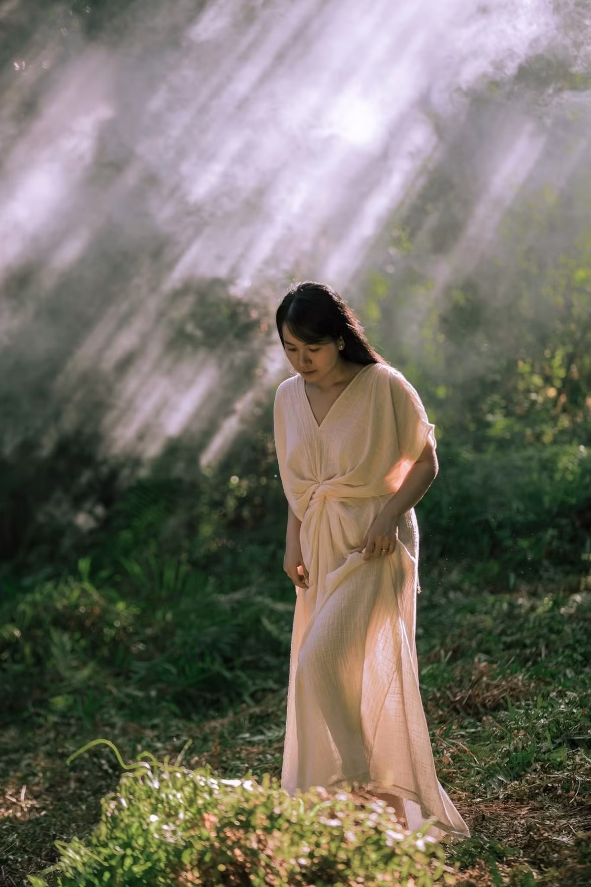 Ngược lại, vào những khung giờ thiếu sáng, việc chụp ảnh sẽ khó khăn hơn, màu sắc dễ bị tối, mất đi vẻ huyền ảo đặc trưng. Vì vậy, nhiều du khách thường lên kế hoạch đến vào buổi sáng sớm để vừa kịp ánh sáng đẹp, vừa có thời gian thong thả dạo bộ trong rừng. Ảnh Huy