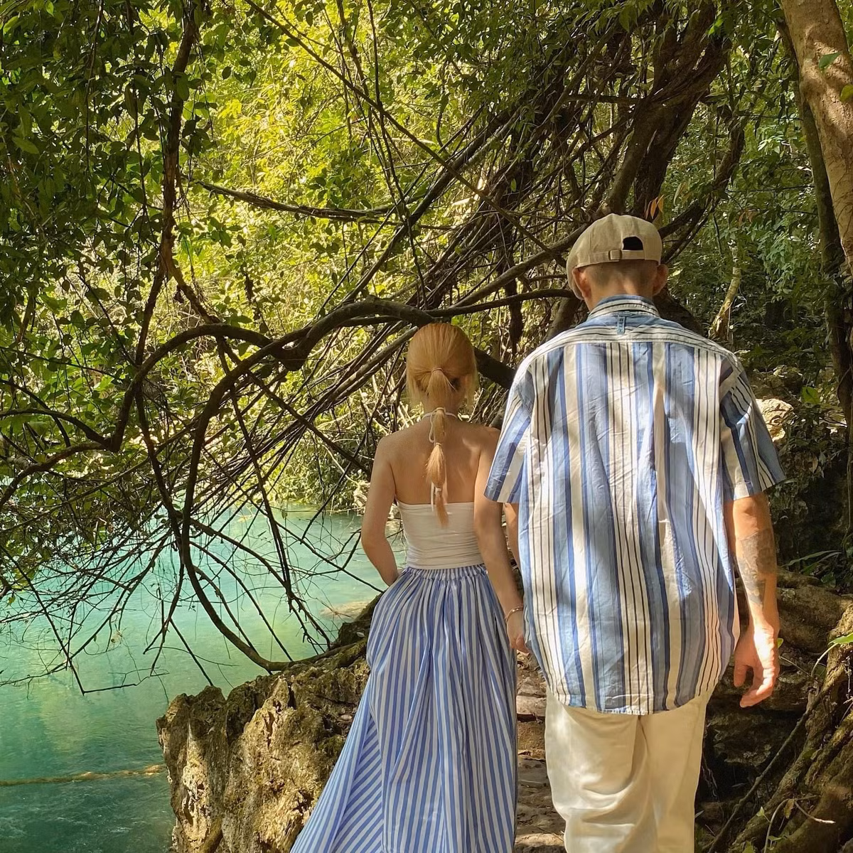 Cách thác Bản Giốc không xa, suối Lê Nin hiện lên như một dải lụa xanh ngọc giữa rừng núi. Dòng nước trong vắt, có thể nhìn rõ từng viên sỏi dưới đáy, gắn liền với Khu di tích Pác Bó – nơi Bác Hồ từng sống và làm việc. Ảnh Mai Phương Thảo