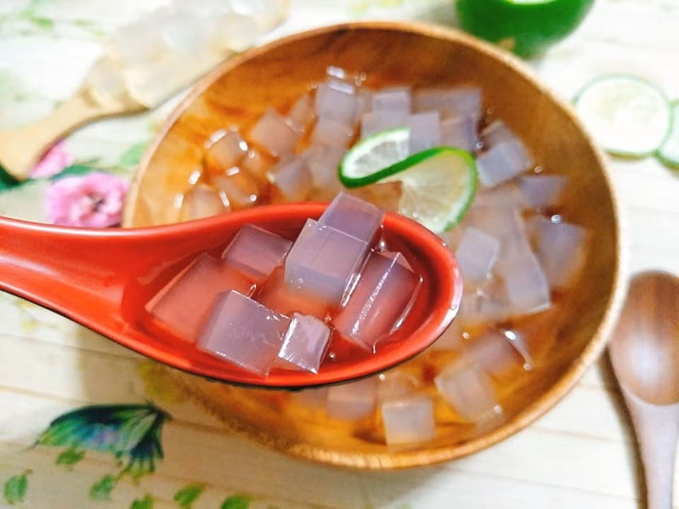 Xu xoa từ lâu không chỉ là một món ăn chơi, mà đã trở thành một phần ký ức của người dân Quảng Ngãi. Từ những gánh hàng rong đến các quán ven đường, xu xoa luôn hiện diện như một biểu tượng ẩm thực mộc mạc, giản dị nhưng đậm đà tình quê. Ảnh VIVu Lý Sơn