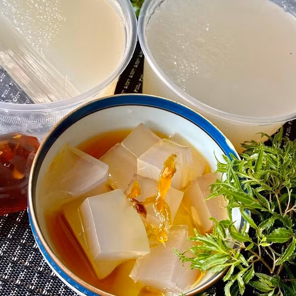 Xu xoa (còn gọi là sương sa) được chế biến từ một loại rong biển đặc biệt, mọc tự nhiên trên các mỏm đá ngoài khơi. Loại rong này có màu đen, dài khoảng 5 cm, sống thành cụm, và được khai thác nhiều nhất từ tháng 5 đến tháng 7 – khoảng thời gian nắng nóng cao điểm tại miền Trung. Ảnh Đặc sản Quảng Ngãi