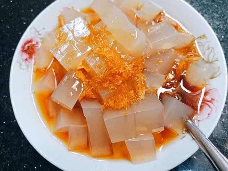 Dù rong xu xoa có ở nhiều tỉnh ven biển, nhưng tại Quảng Ngãi đặc biệt là đảo Lý Sơn loại rong này được đánh giá là ngon và chất lượng nhất. Nhờ điều kiện tự nhiên lý tưởng và kinh nghiệm khai thác lâu đời, rong xu xoa ở đây trở thành nguyên liệu quý để làm nên món đặc sản trứ danh. Ảnh Đặc sản Quảng Ngãi