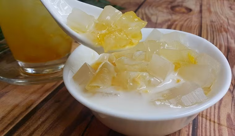 Mỗi vùng đất lại có một món đặc sản riêng để níu chân du khách, và với Quảng Ngãi – một tỉnh ven biển miền Trung – đó chính là món xu xoa. Nhìn qua, món ăn này dễ khiến người ta lầm tưởng là rau câu thông thường. Nhưng khi đã nếm thử, bạn sẽ cảm nhận được hương vị biển cả đậm đà, thanh mát – rất riêng và khó quên. Ảnh Đặc sản Quảng Ngãi