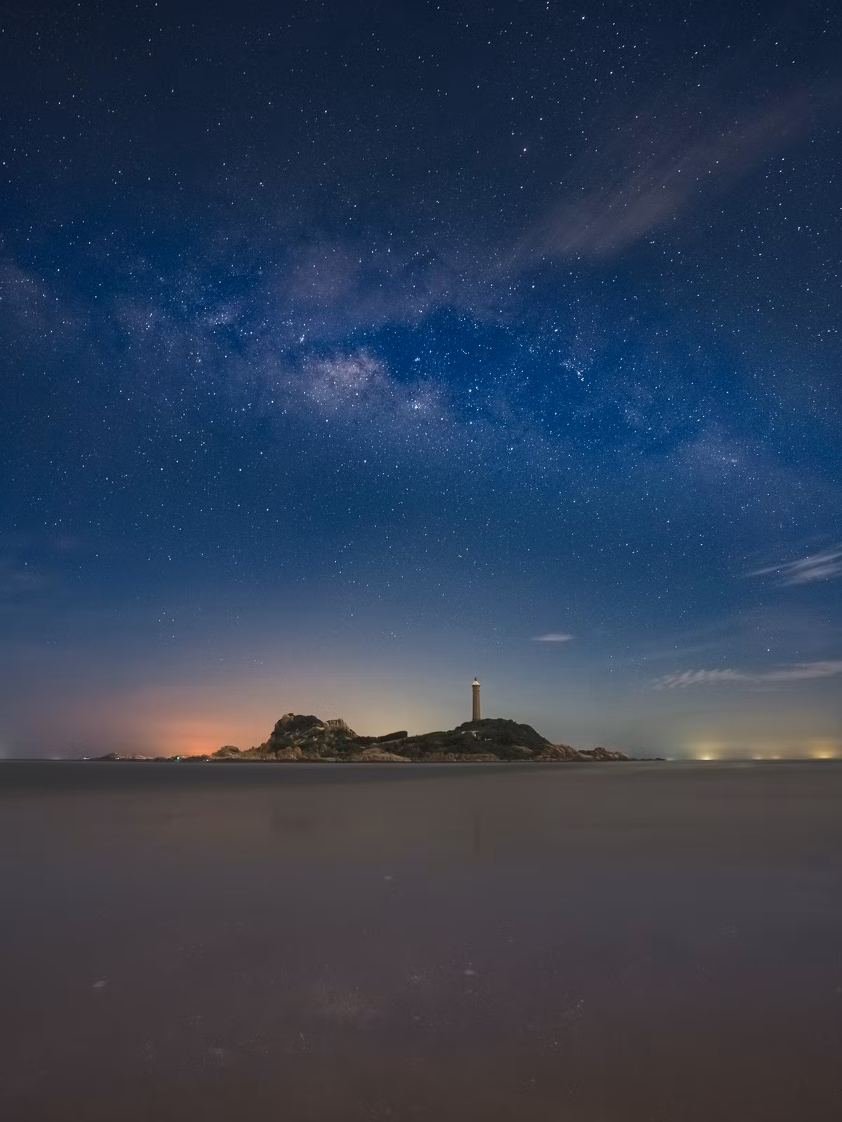 Nếu có cơ hội ở lại qua đêm – cắm trại trên bãi biển hoặc xin ngủ nhờ trên đảo – du khách sẽ được tận hưởng một đêm thật đặc biệt: ánh đèn từ ngọn hải đăng chiếu nhè nhẹ xuyên qua màn đêm, sóng vỗ rì rào, trời đầy sao như có thể với tay chạm vào. Không khí trong lành, yên tĩnh và rất đỗi bình yên – khác xa với sự náo nhiệt thường thấy ở những điểm du lịch biển nổi tiếng. Ảnh Nguyễn Hồng Nhật