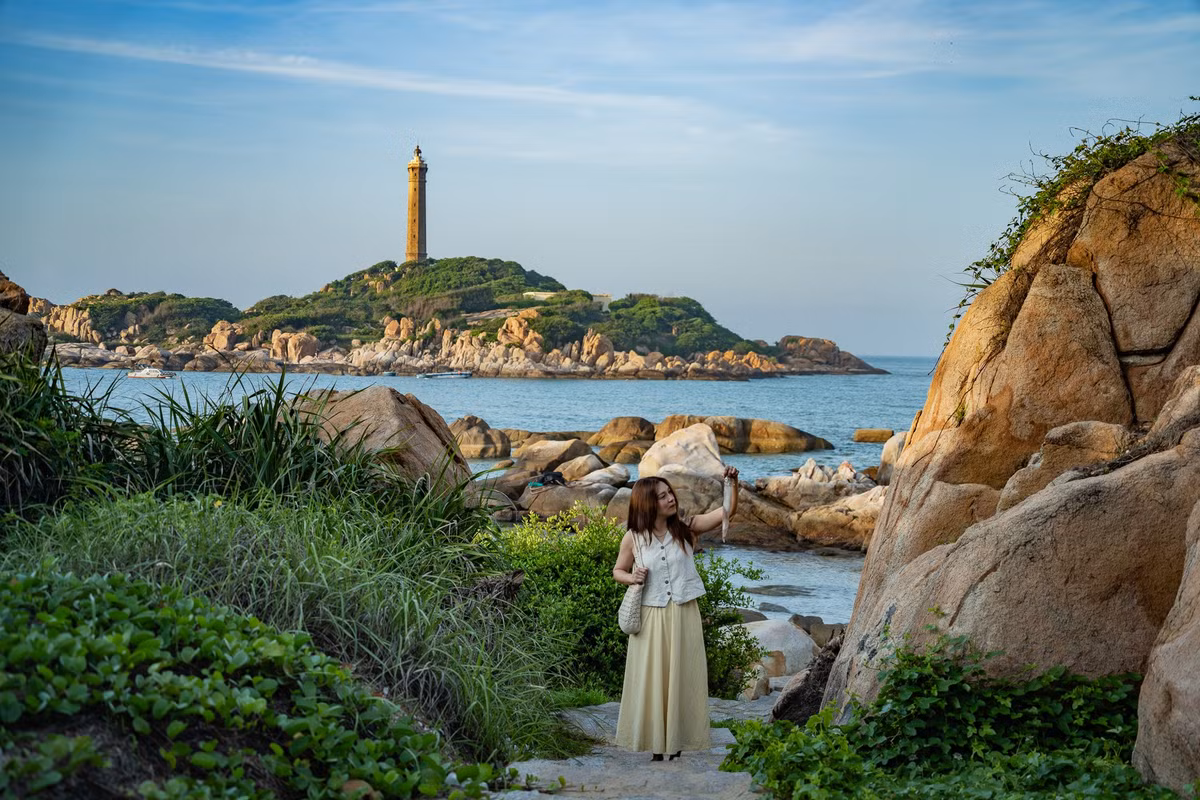 Gần khu vực Mũi Kê Gà là thôn Kê Gà – một làng chài nhỏ hiện nay khá vắng khách, không quá thương mại hóa. Điều này lại mang đến cho du khách trải nghiệm gần gũi và chân thực hơn. Homestay, nhà nghỉ ở đây đơn giản, ít người ở, quán xá cũng không nhiều nên nếu có nhu cầu ăn uống, du khách có thể ghé chợ thôn – nơi người dân bày bán các món ăn địa phương, hải sản tươi ngon với giá phải chăng. Một bữa sáng hoặc trưa ở chợ vừa tiện, vừa “hợp túi tiền”, lại dễ dàng bắt chuyện, giao lưu với người dân địa phương chân chất, mến khách. Ảnh Nguyễn Hồng Nhật