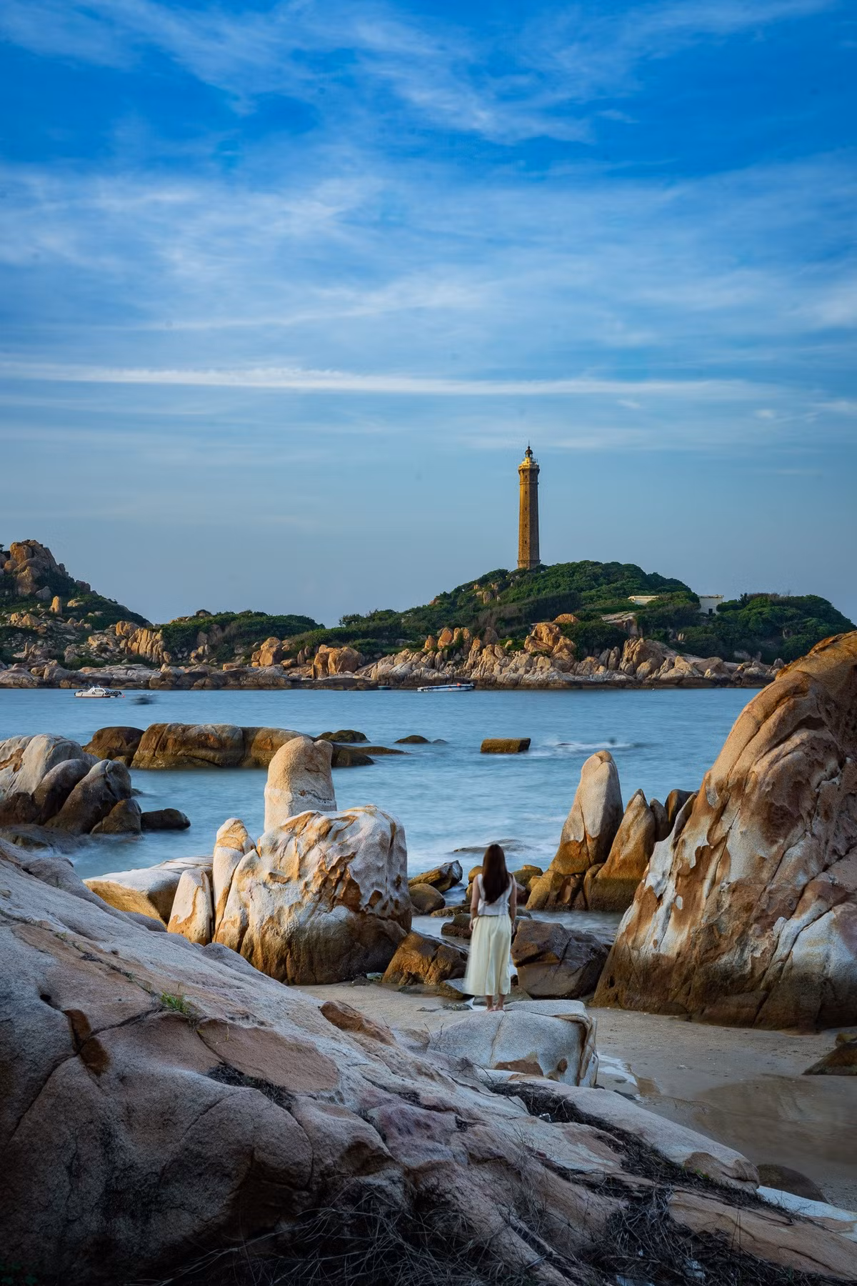 Cách bờ chừng 500m là hải đăng Kê Gà – công trình được người Pháp xây dựng từ năm 1899, sừng sững giữa biển trời như một chứng nhân thời gian. Ảnh Nguyễn Hồng Nhật