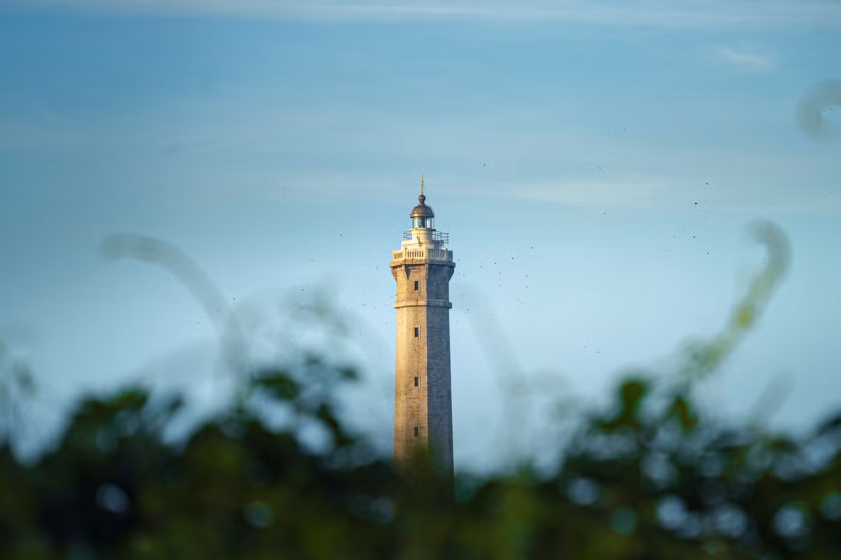 Ban ngày, Mũi Kê Gà đón chào du khách bằng ánh nắng chói chang, những cơn gió ràn rạt từ biển thổi vào cùng màu xanh ngắt của đại dương. Đặc biệt, những khối đá chồng lên nhau thành đủ hình thù độc đáo, góp phần tạo nên khung cảnh rất “chất” cho những bức ảnh check-in. Bãi biển ở đây thoải dài, cát mịn và nước trong vắt, sóng êm – lý tưởng để tắm biển hoặc đi dạo thư giãn. Ảnh Nguyễn Hồng Nhật