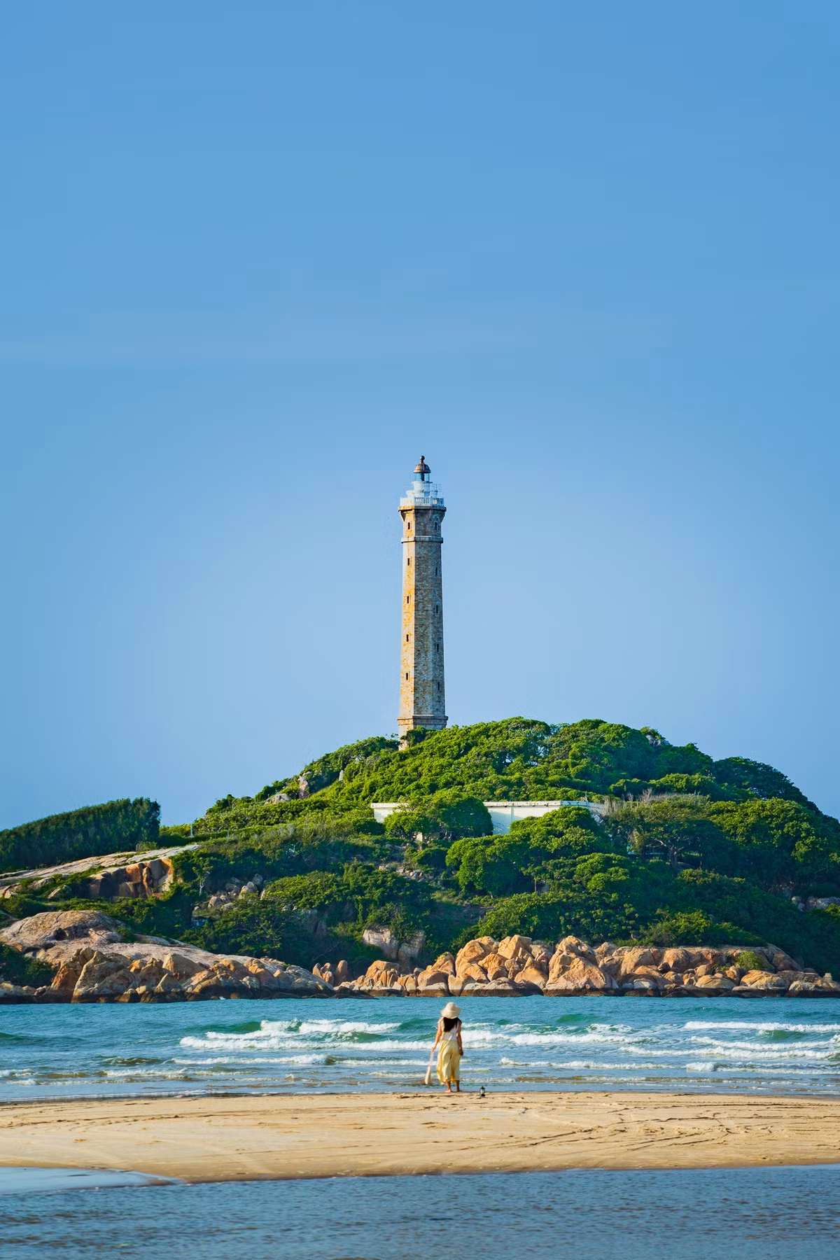 Muốn ra thăm đảo, du khách có thể thuê thuyền hoặc cano từ người dân địa phương với giá từ 50.000 đến 100.000 đồng/người khứ hồi, tùy thời điểm. Thời gian di chuyển ra đảo khá nhanh, chỉ khoảng 5–10 phút, nhưng đủ để cảm nhận không khí mặn mòi của biển cả. Ảnh Nguyễn Hồng Nhật