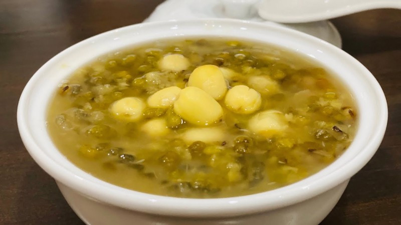 Trong y học cổ truyền, đậu xanh được xem là thực phẩm có tính mát, thường được dùng để thanh nhiệt, giải độc cơ thể. Các khoáng chất cùng vitamin A và chất chống oxy hóa trong đậu xanh giúp chống viêm, tăng sức đề kháng và hỗ trợ cải thiện các vấn đề về da như mụn nhọt, nóng trong. Việc sử dụng đậu xanh hợp lý còn giúp làm sạch da, loại bỏ tế bào chết, góp phần duy trì làn da sáng khỏe. Ảnh minh họa