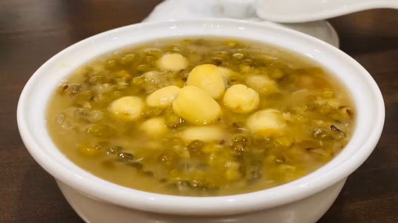 Trong y học cổ truyền, đậu xanh được xem là thực phẩm có tính mát, thường được dùng để thanh nhiệt, giải độc cơ thể. Các khoáng chất cùng vitamin A và chất chống oxy hóa trong đậu xanh giúp chống viêm, tăng sức đề kháng và hỗ trợ cải thiện các vấn đề về da như mụn nhọt, nóng trong. Việc sử dụng đậu xanh hợp lý còn giúp làm sạch da, loại bỏ tế bào chết, góp phần duy trì làn da sáng khỏe. Ảnh minh họa