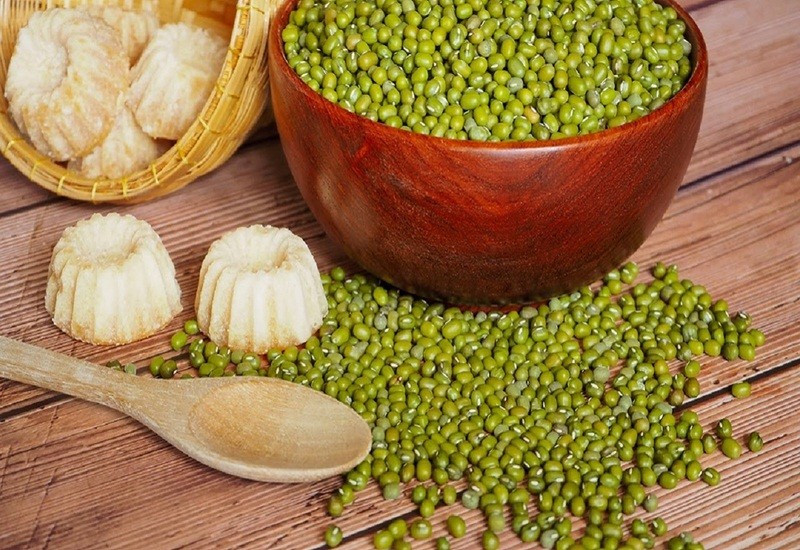 Các chuyên gia dinh dưỡng khuyến cáo không nên ăn đậu xanh khi đói, chỉ nên sử dụng với tần suất khoảng 2–3 lần mỗi tuần. Trẻ em dưới 6 tuổi cần dùng với lượng vừa phải trong khẩu phần ăn. Trước khi chế biến, nên ngâm đậu xanh vài giờ để giảm hàm lượng phytate – chất có thể cản trở hấp thu khoáng chất. Ảnh minh họa