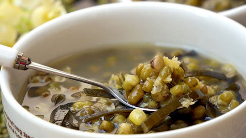 Đậu xanh cũng là thực phẩm phù hợp với những người đang có nhu cầu kiểm soát cân nặng. Chất xơ và protein trong đậu xanh giúp ức chế hormone gây đói, đồng thời kích thích sản sinh các hormone tạo cảm giác no, từ đó giúp giảm lượng thức ăn nạp vào và hỗ trợ giảm cân an toàn. Ảnh minh họa