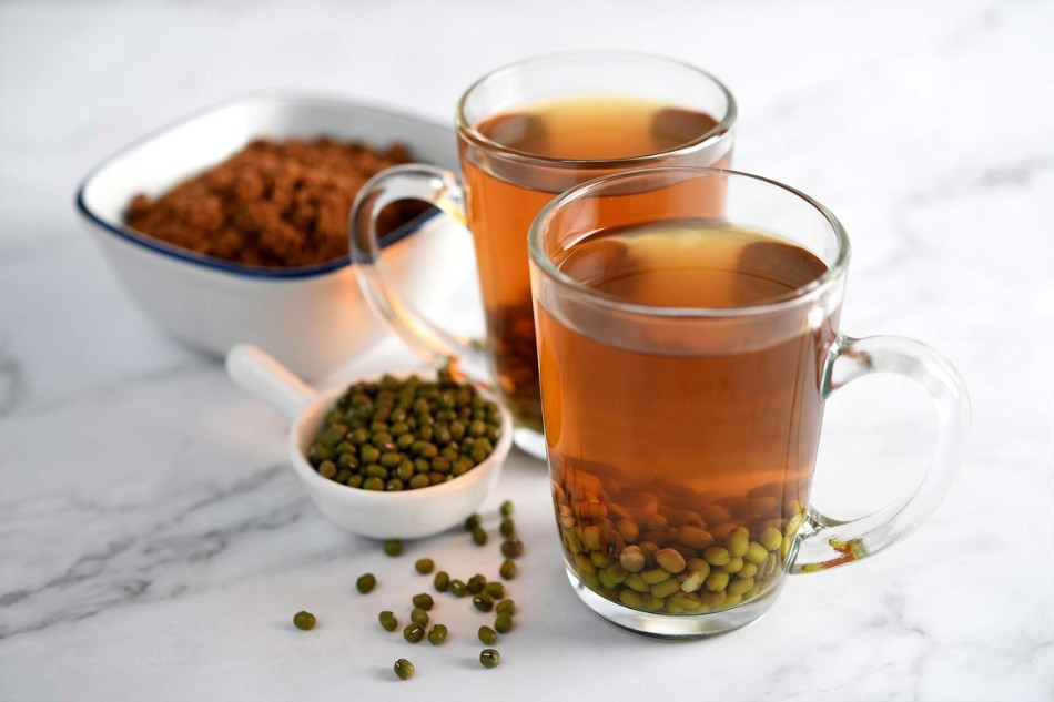 Với phụ nữ mang thai, đậu xanh là nguồn cung cấp folate tự nhiên dồi dào, đáp ứng phần lớn nhu cầu axit folic hằng ngày. Axit folic đóng vai trò quan trọng trong sự phát triển não bộ, tim mạch và hệ hô hấp của thai nhi, đồng thời giúp phòng ngừa dị tật ống thần kinh. Tuy nhiên, phụ nữ mang thai được khuyến cáo không nên ăn giá đỗ sống từ đậu xanh do nguy cơ nhiễm khuẩn từ quá trình sản xuất truyền thống. Ảnh minh họa