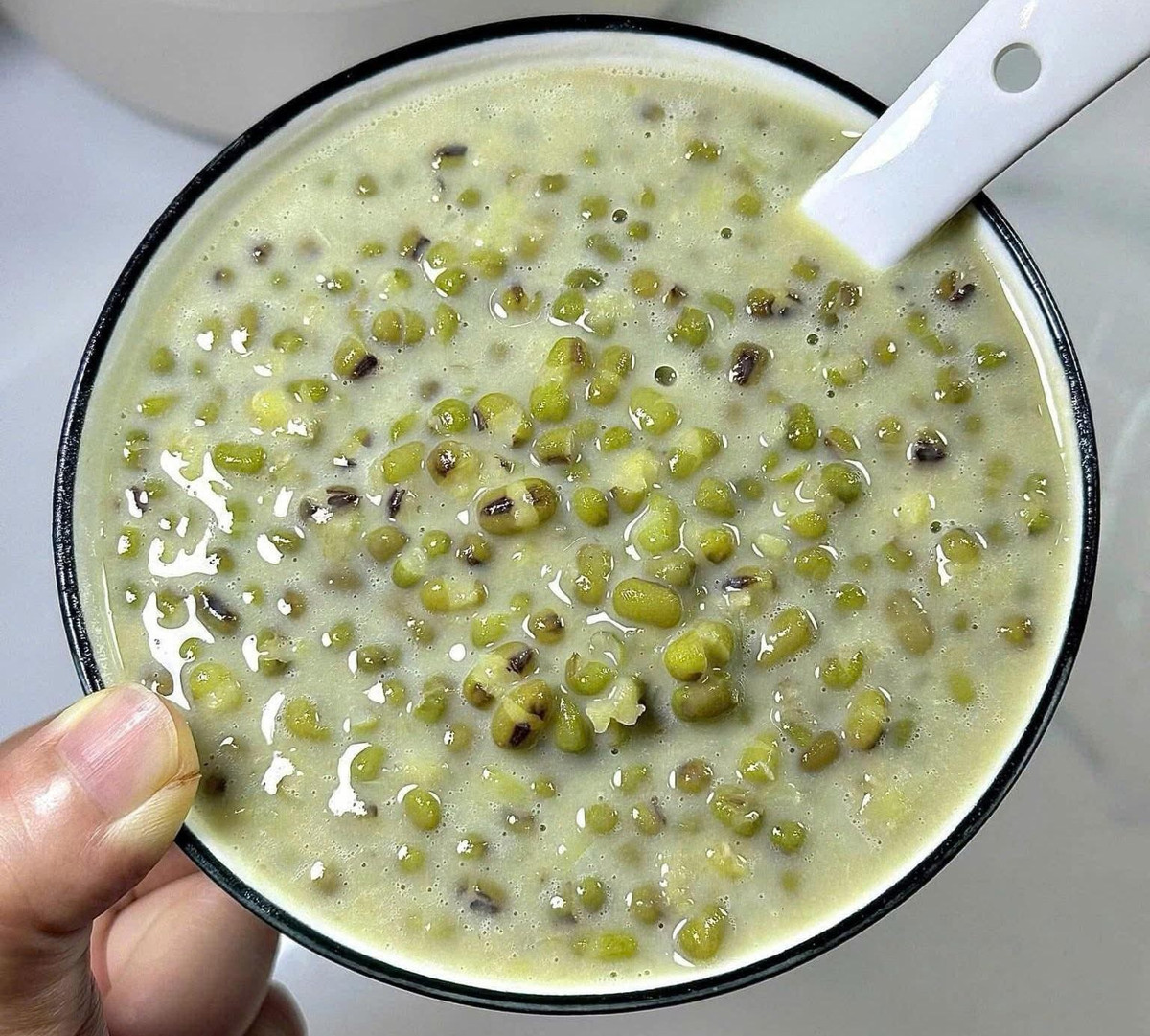 Đối với sức khỏe tim mạch, đậu xanh được ghi nhận có khả năng hỗ trợ kiểm soát cholesterol trong máu. Các vitamin và hợp chất chống oxy hóa có trong loại đậu này giúp hạn chế hình thành mảng bám trên thành động mạch, từ đó giảm nguy cơ mắc các bệnh tim mạch. Một số phân tích tổng hợp cho thấy, việc bổ sung các loại đậu vào khẩu phần ăn hằng ngày có thể giúp giảm đáng kể lượng cholesterol xấu trong cơ thể. Ảnh minh họa