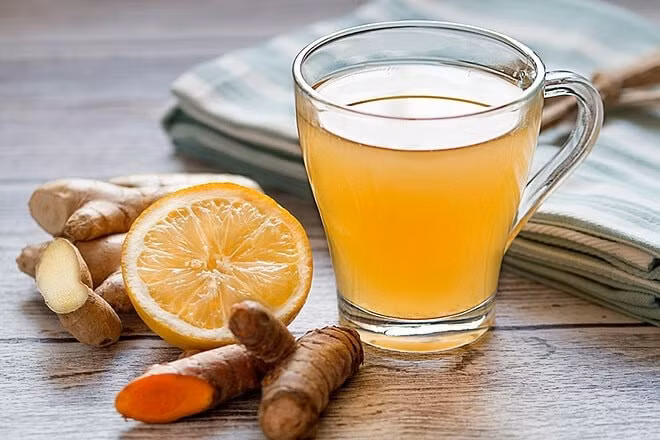 Nhiệt độ nước pha trà cũng là yếu tố quan trọng nhưng thường bị bỏ qua. Nước quá nguội khiến tinh dầu trong gừng khó hòa tan, làm trà nhạt mùi và kém hiệu quả. Ngược lại, nước sôi quá mạnh có thể làm trà đắng và gây khó chịu cho dạ dày. Nhiệt độ phù hợp là nước sôi vừa hoặc sôi lăn tăn, đủ để chiết xuất các hoạt chất có lợi mà vẫn giữ được hương vị dễ uống. Ảnh minh họa