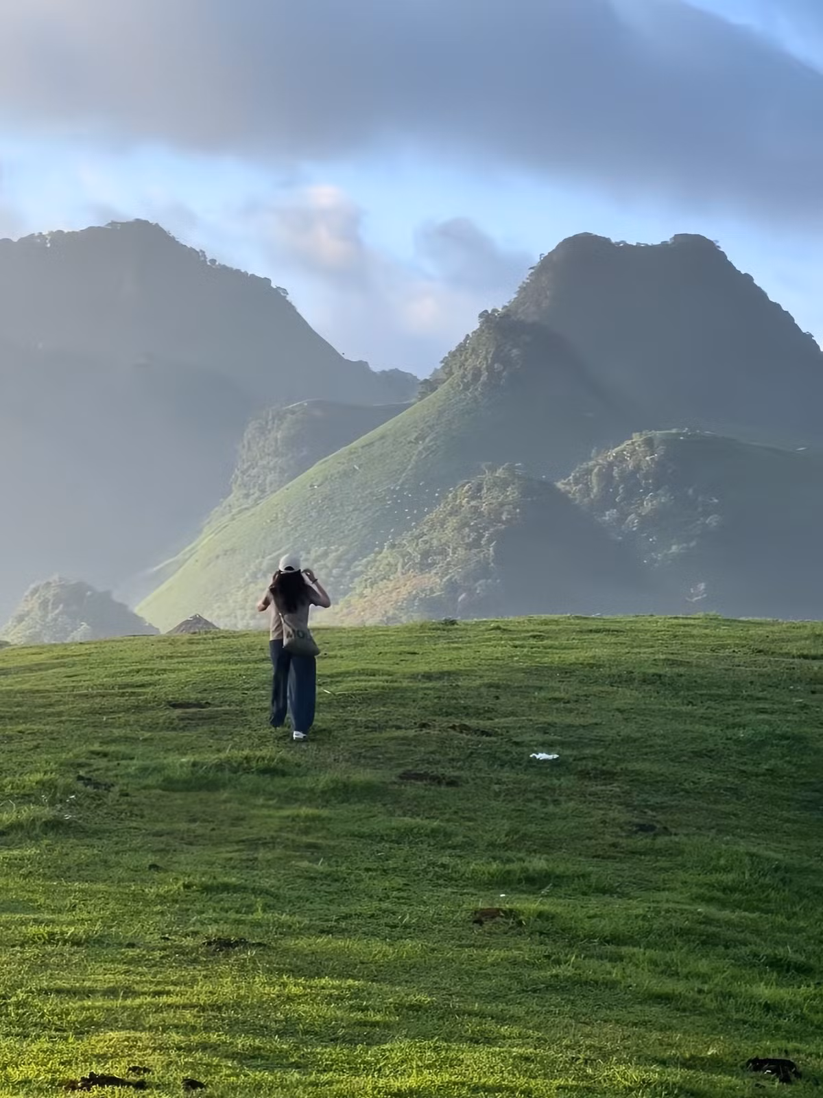Nơi đây nổi bật với những đồi cỏ xanh mướt mắt, trải dài bất tận, uốn lượn theo triền núi, tạo nên một khung cảnh tựa như thảo nguyên châu Âu giữa lòng Tây Bắc. Ảnh Luong Phuc