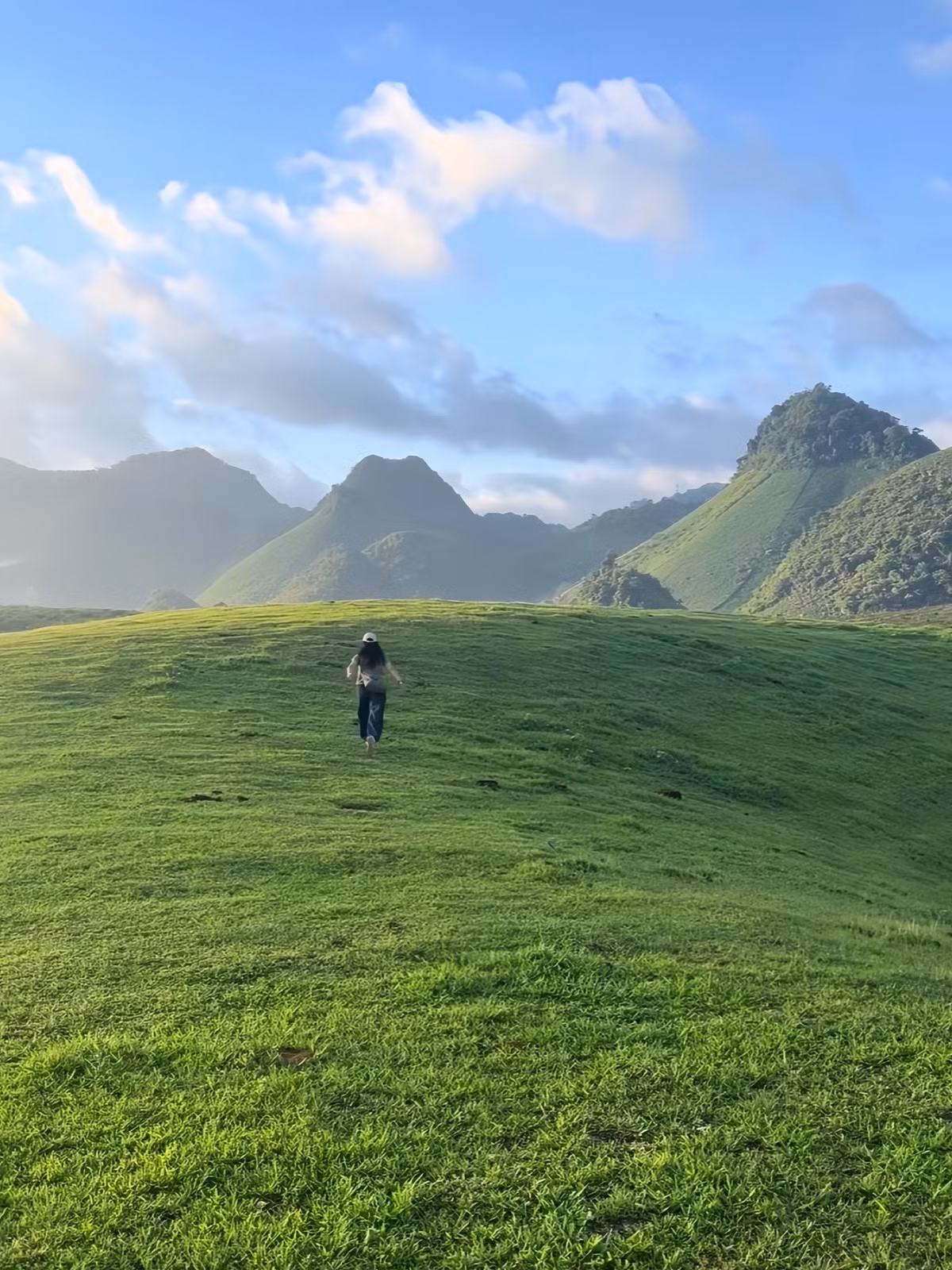 Từng khiến bao trái tim xuyến xao bởi đồi chè xanh mướt, hoa mận trắng tinh khôi hay thác Dải Yếm tung bọt giữa núi rừng, Mộc Châu vẫn còn ẩn giấu những góc nhỏ bình yên mà ít người biết đến. Nổi bật trong số đó là Đồi Sim – Suối Bon, tọa lạc trong khu du lịch Mây Tím Vân Hồ, cách thị trấn Mộc Châu khoảng 28km – nơi hội tụ đầy đủ mây trời, hoa cỏ và một vẻ đẹp nguyên sơ đến ngỡ ngàng. Ảnh Luong Phuc