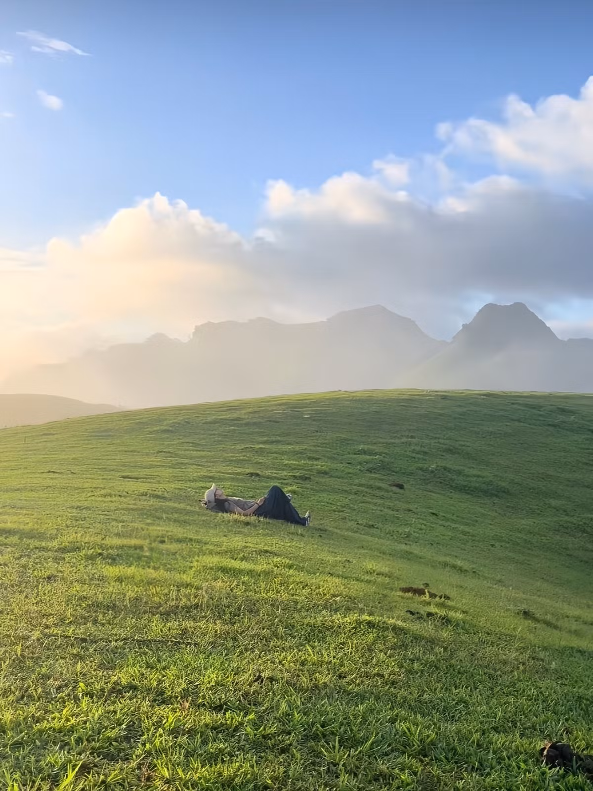 Không chỉ đẹp vào ban ngày, Đồi Sim – Suối Bon còn là một tọa độ săn mây và ngắm hoàng hôn cực kỳ ấn tượng. Vào sáng sớm, những tầng mây trắng bồng bềnh vắt qua triền đồi, lững lờ trôi dưới ánh bình minh ửng hồng – tạo nên cảnh tượng mơ màng như trong cổ tích. Ảnh Luong Phuc