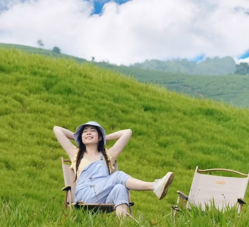 Dù vẻ đẹp hoang sơ, nhưng đường đến Đồi Sim – Suối Bon khá thuận tiện. Từ trung tâm thị trấn Mộc Châu, bạn chỉ cần di chuyển khoảng 28km. Cụ thể, từ ngã ba Hua Tạt (cách cung chữ S nổi tiếng khoảng 4km), rẽ vào đường quốc lộ 6 cũ, chạy thêm khoảng 2,5km là đến chân đồi. Đường nhựa dễ đi, phù hợp cả với xe máy lẫn ô tô nhỏ. Ảnh Internet