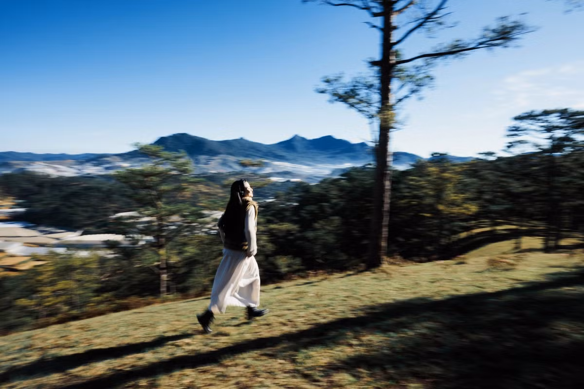 Đứng giữa không gian bao la, dang rộng tay hít căng lồng ngực, mọi mệt mỏi, muộn phiền dường như tan biến. Ảnh Phương Mai