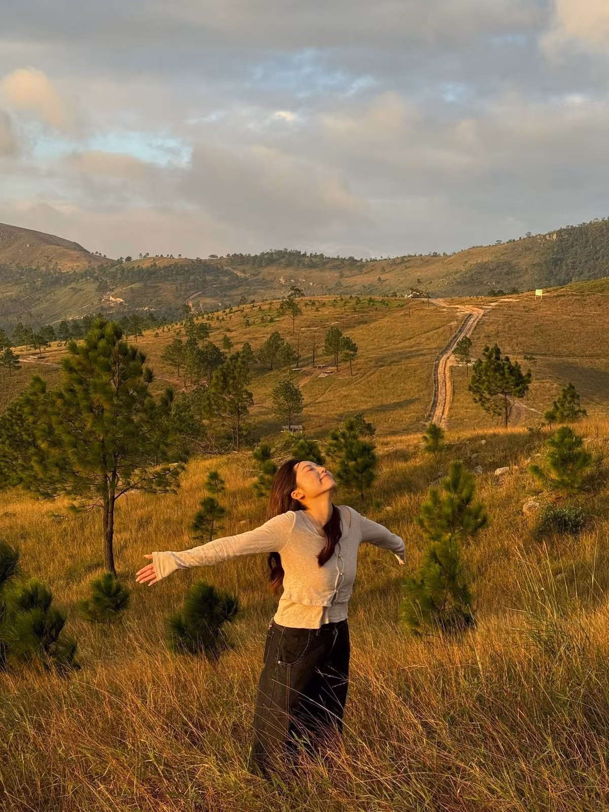 Đỉnh Phượng Hoàng vẫn giữ vẻ hoang sơ, chưa được khai thác du lịch nhiều, vì thế khung cảnh nơi đây vẫn nguyên bản, mộc mạc nhưng cực kỳ cuốn hút. Ảnh Pít Ham Ăn