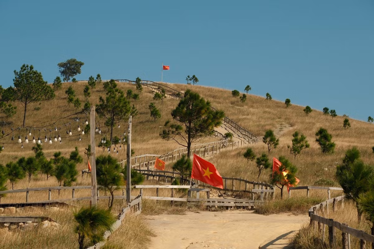 Đỉnh Phượng Hoàng (Quảng Ninh), đang trở thành điểm du lịch miền Bắc gây sốt với những bức ảnh check-in tựa thước phim Hàn Quốc. Cách trung tâm Hà Nội khoảng 135 km, nơi đây mang đến không gian yên bình, trái ngược với nhịp sống ồn ào nơi phố thị. Ảnh Long Lưu