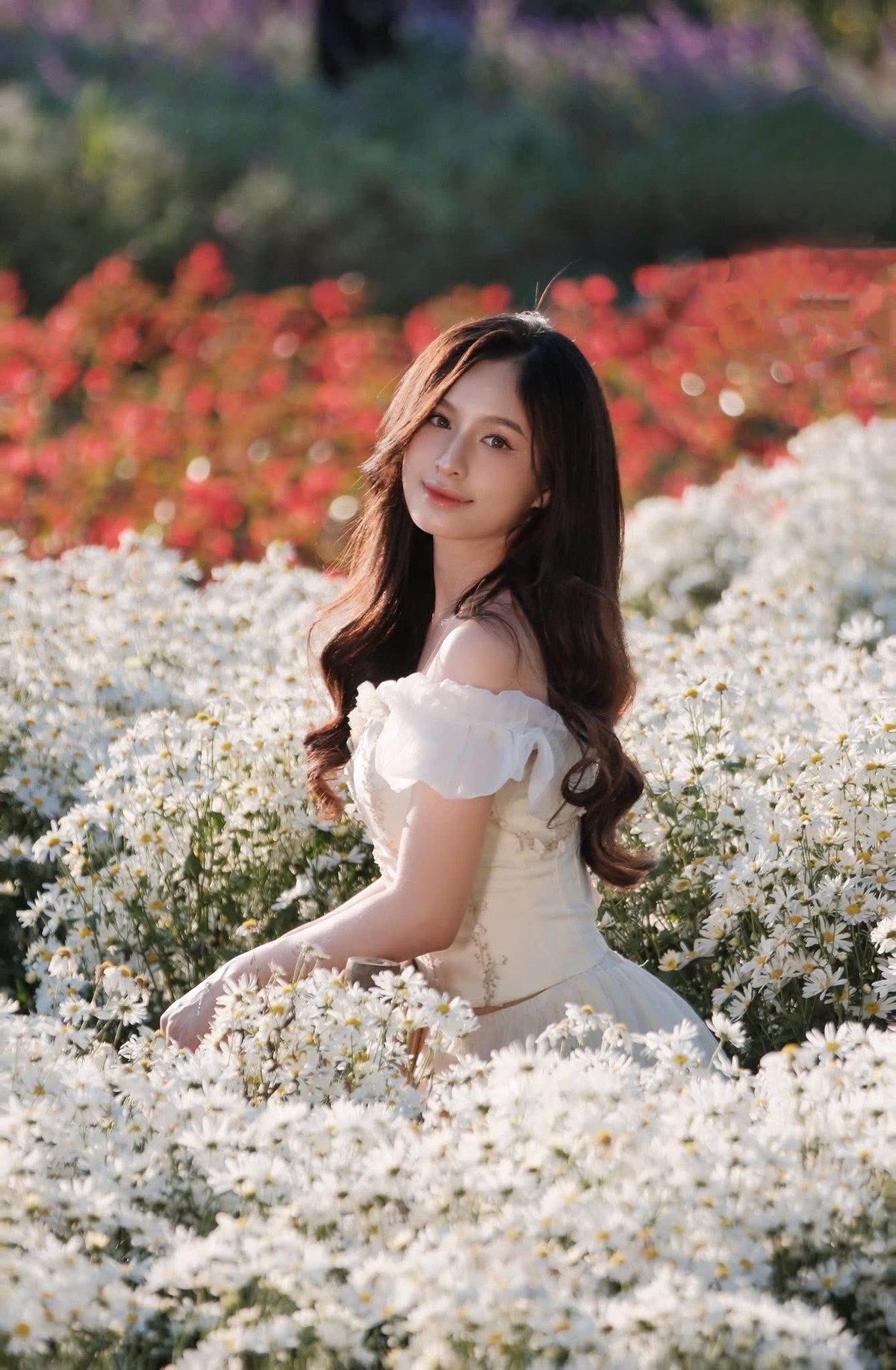 Dưới tiết trời se lạnh, cảm giác thong dong giữa vườn hoa trắng mang lại sự thư giãn mà không phải nơi nào ở Hà Nội cũng có. Ảnh Bãi đá sông Hồng