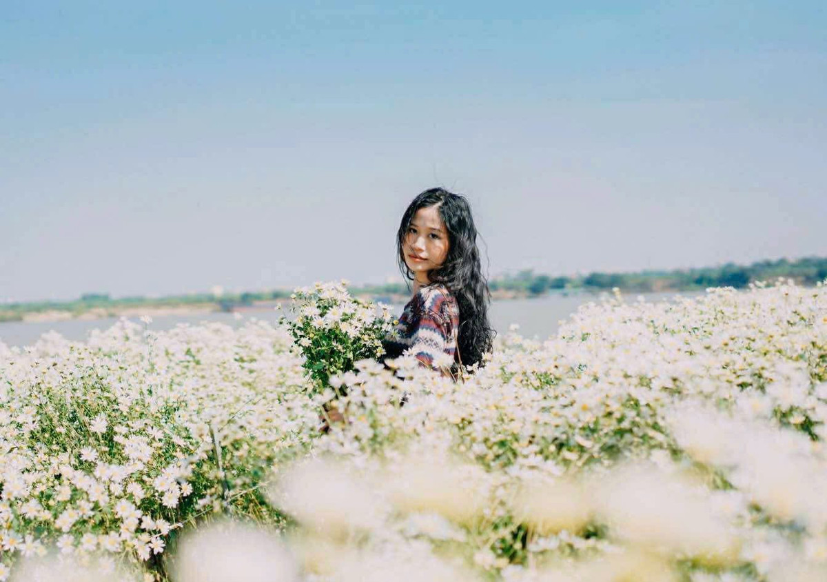 Không chỉ bạn trẻ thích “săn” mùa hoa, nhiều gia đình cũng chọn dịp này để đưa con nhỏ dạo chơi, chụp ảnh và kết hợp picnic. Thảm trải, giỏ đồ ăn và trái cây xuất hiện khắp những khoảng trống trong vườn, khiến không khí càng thêm rộn ràng. Ảnh Bãi đá sông Hồng
