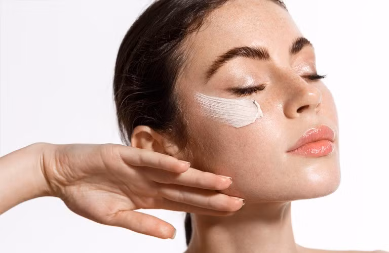 Một chu trình chăm sóc da khoa học, dịu nhẹ cùng thói quen chống nắng hằng ngày sẽ giúp kiểm soát thâm nám hiệu quả. Ảnh minh họa