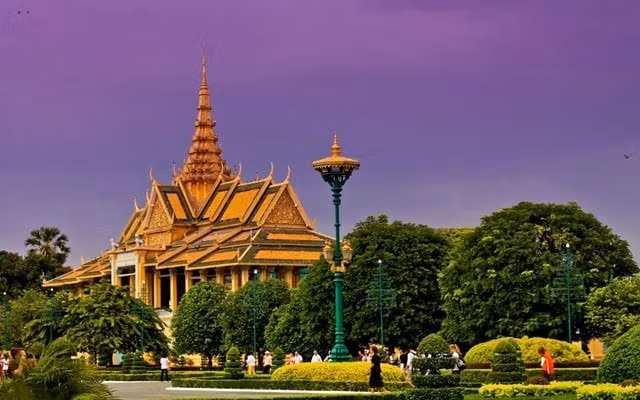 Campuchia – đất nước chùa tháp mang đậm dấu ấn văn hóa Khmer cổ xưa – luôn cuốn hút du khách bằng vẻ đẹp hòa quyện giữa lịch sử, tâm linh và thiên nhiên. Nếu bạn đang tìm một hành trình vừa khám phá di sản, vừa thư giãn giữa những bãi biển xanh, thì xứ sở này là lựa chọn không thể bỏ qua. Ảnh DulichViet