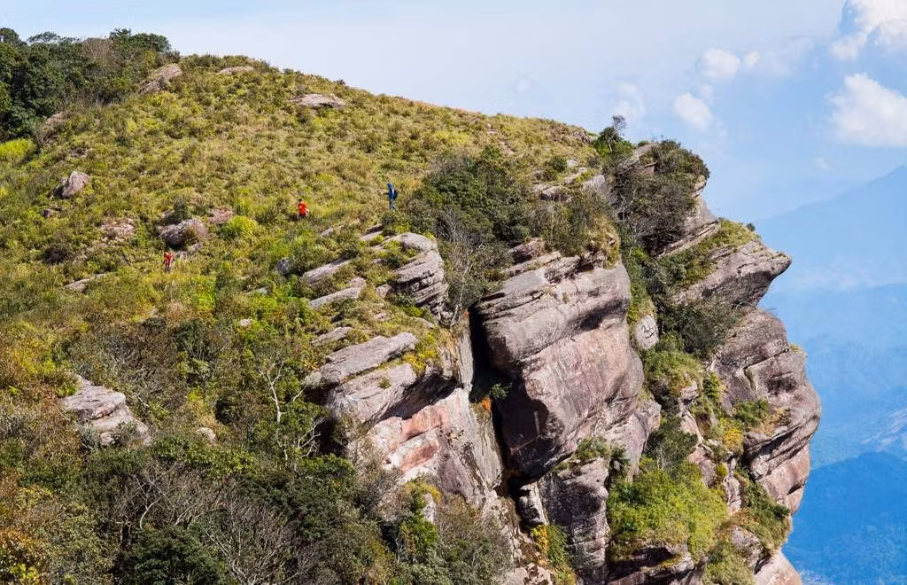 Không chỉ hấp dẫn bởi cảnh sắc thiên nhiên, hành trình chinh phục Pha Luông còn đưa bạn đến gần hơn với đời sống của người dân tộc Mông sinh sống quanh khu vực. Ảnh Traveloka