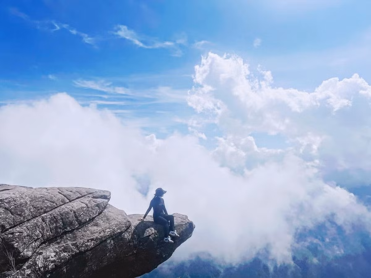 Thời điểm lý tưởng nhất để chinh phục Pha Luông là từ tháng 10 đến tháng 4 năm sau, khi trời khô ráo, ít mưa và dễ quan sát cảnh vật xung quanh. Ảnh Traveloka