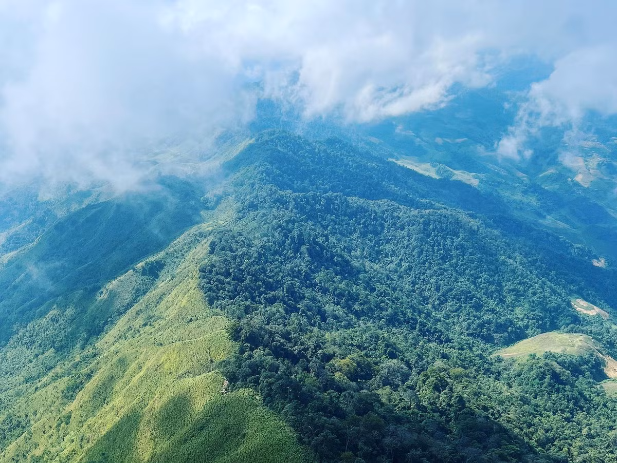 Quãng đường trekking dài khoảng 6–7 km, xuyên qua rừng rậm, đường mòn đất đỏ và nhiều đoạn dốc đá dựng đứng. Mỗi bước chân là một lần thử thách sức bền, tinh thần và lòng kiên trì. Ảnh Traveloka